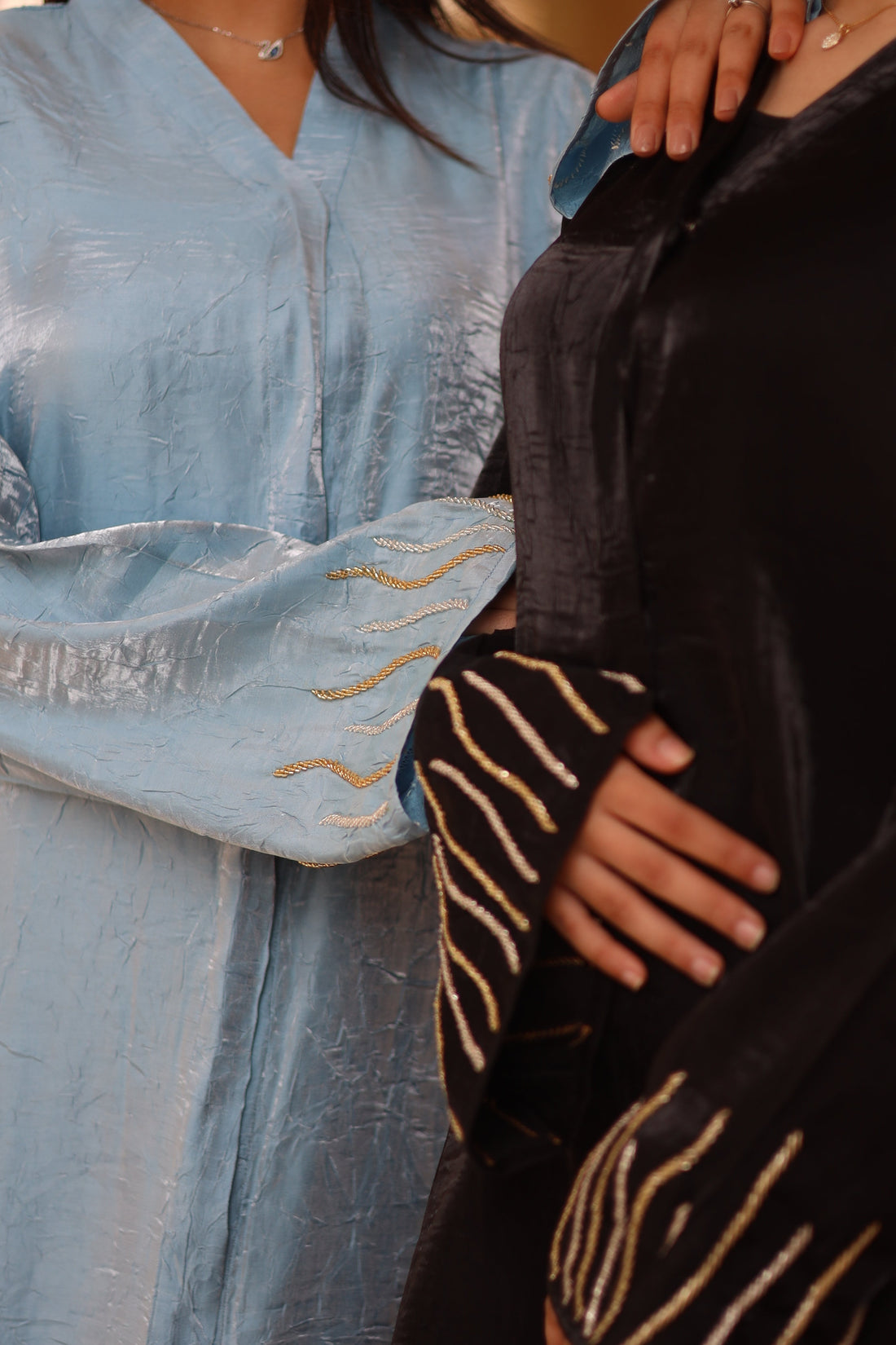 Broderies, sequins et textures : l’élégance du détail discret
